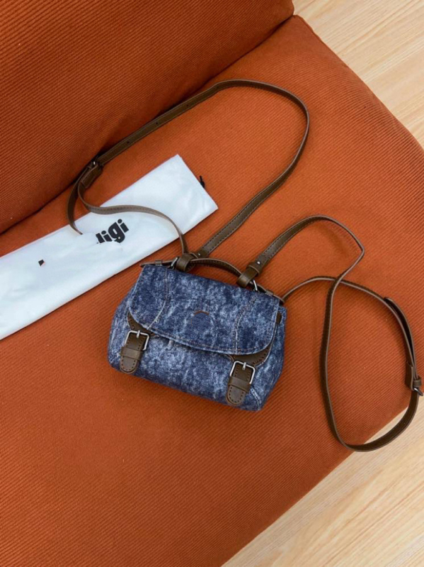 Taška Boston, tvar vankúša, hovädzia koža, zapínanie klapkou, vnútro: laminovaný vrecko na zips a vrecko na dokumenty