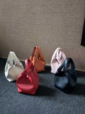 Taška bucket z pravej kože, prvotriedna hovädzia koža, mestský štýl, magnetické zapínanie, vnútorné vrecká na telefón a ID