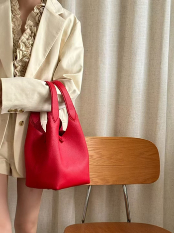 Taška bucket z pravej kože, prvotriedna hovädzia koža, mestský štýl, magnetické zapínanie, vnútorné vrecká na telefón a ID