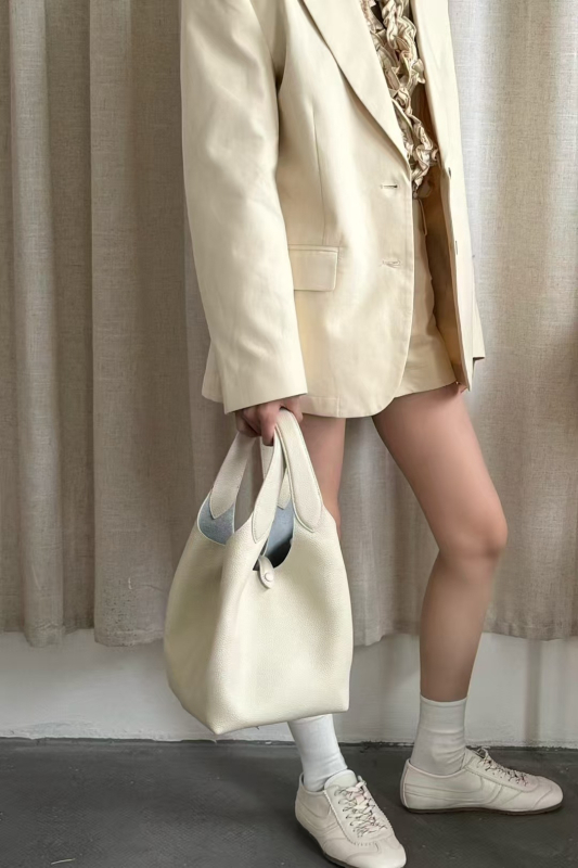 Taška bucket z pravej kože, prvotriedna hovädzia koža, mestský štýl, magnetické zapínanie, vnútorné vrecká na telefón a ID