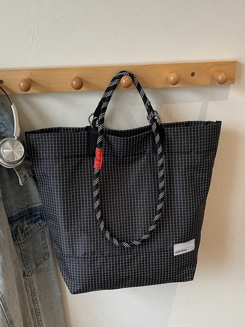 Taška Tote v ulicnom štýle, z textilu, magnetické zapínanie, vnútorné vrecká na zips, pre telefón a dokumenty