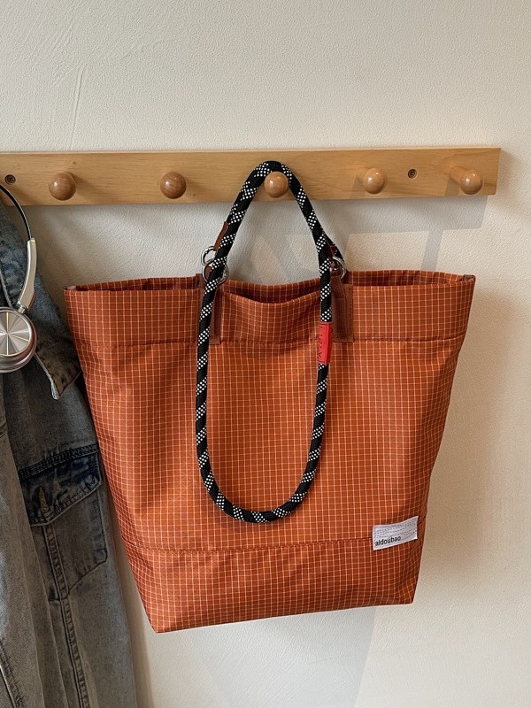 Taška Tote v ulicnom štýle, z textilu, magnetické zapínanie, vnútorné vrecká na zips, pre telefón a dokumenty