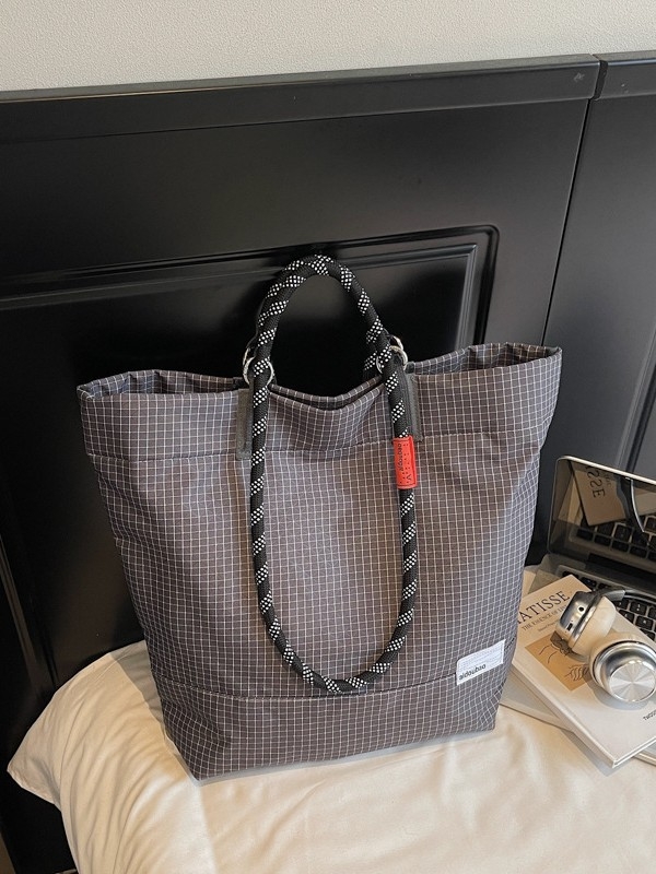 Taška Tote v ulicnom štýle, z textilu, magnetické zapínanie, vnútorné vrecká na zips, pre telefón a dokumenty