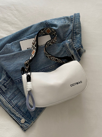 Dámska crossbody taška Dumpling - street trend, PU materiál, tvar vankúša, zipsové zapínanie, vrecko na telefón, polyesterová podšívka