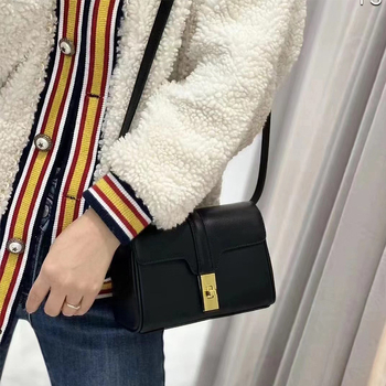 Dámska taška z pravej kože, Saddle Bag, street trend, horizontálny štvorcový tvar, klapkové uzatvorenie, podšívka polyester-bavlna