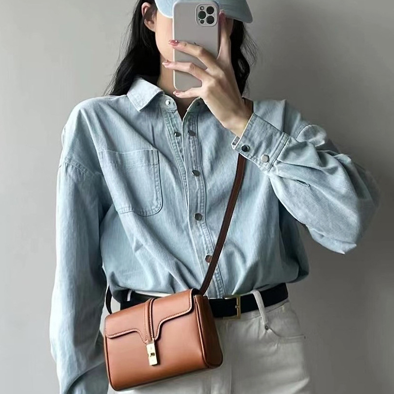 Dámska taška z pravej kože, Saddle Bag, street trend, horizontálny štvorcový tvar, klapkové uzatvorenie, podšívka polyester-bavlna