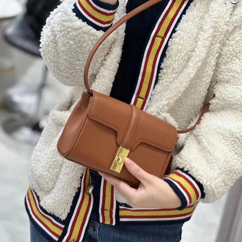 Dámska taška z pravej kože, Saddle Bag, street trend, horizontálny štvorcový tvar, klapkové uzatvorenie, podšívka polyester-bavlna