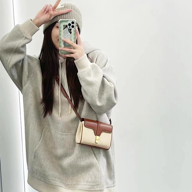 Dámska taška z pravej kože, Saddle Bag, street trend, horizontálny štvorcový tvar, klapkové uzatvorenie, podšívka polyester-bavlna