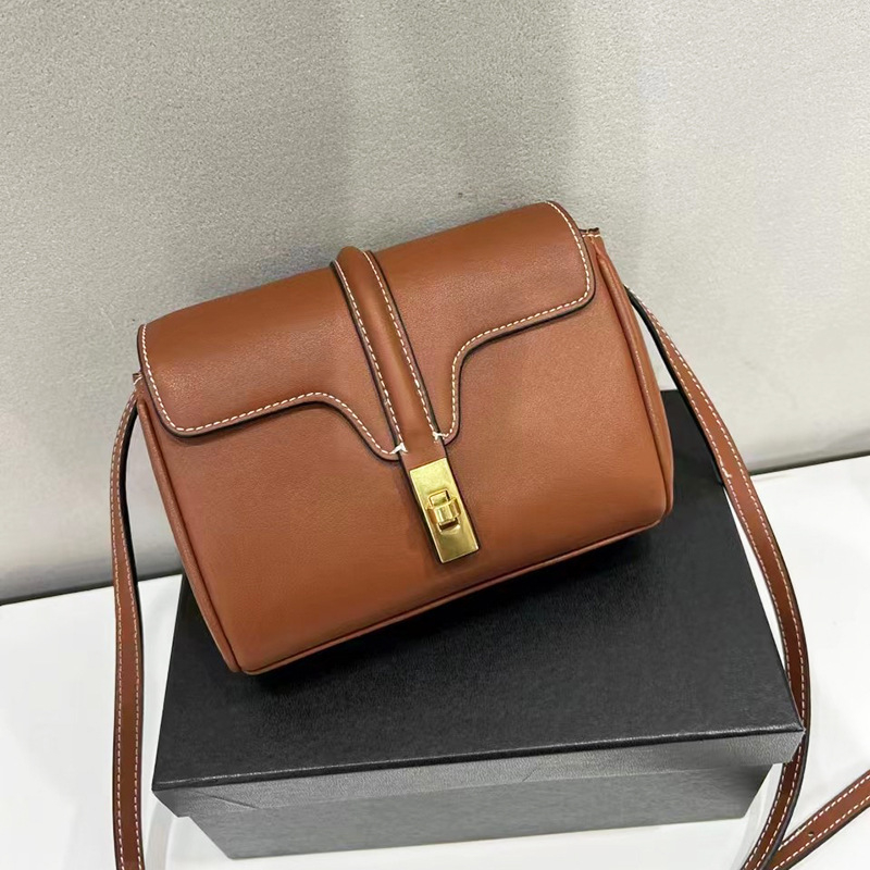 Dámska taška z pravej kože, Saddle Bag, street trend, horizontálny štvorcový tvar, klapkové uzatvorenie, podšívka polyester-bavlna