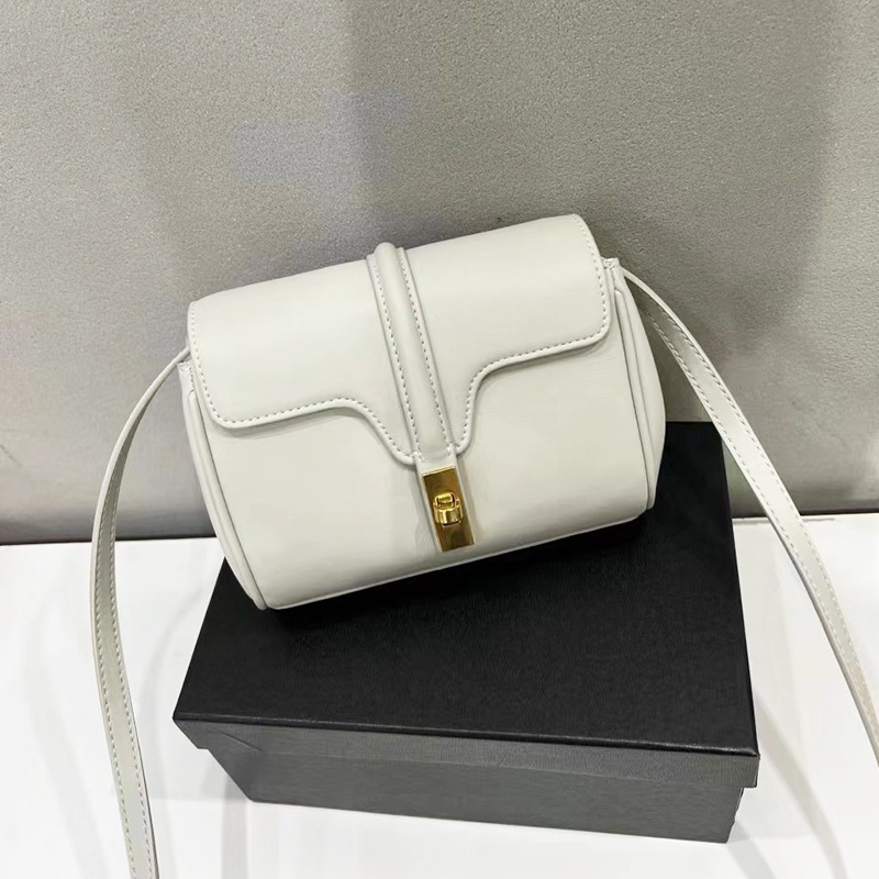 Dámska taška z pravej kože, Saddle Bag, street trend, horizontálny štvorcový tvar, klapkové uzatvorenie, podšívka polyester-bavlna