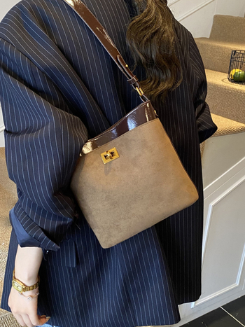 Чанта тип кофа от синтетична кожа, уличен стил, ципово закопчаване, джоб за телефон, Есен 2025