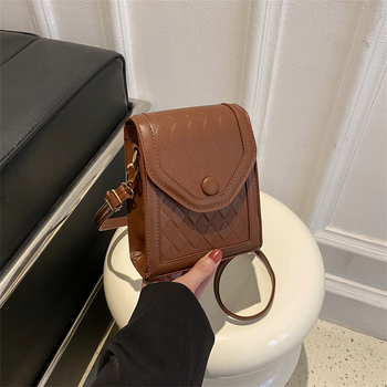 Keresztpántos válltáska | PU anyag | függőleges négyszögletes forma | zárás fedéllel | belső bélés: szintetikus bőr | tavasz 2024