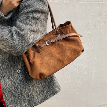 Nubuk bőr női tote táska, városi minimalizmus, vízszintes négyszög alak, cipzáras záródás, belső cipzáros zseb