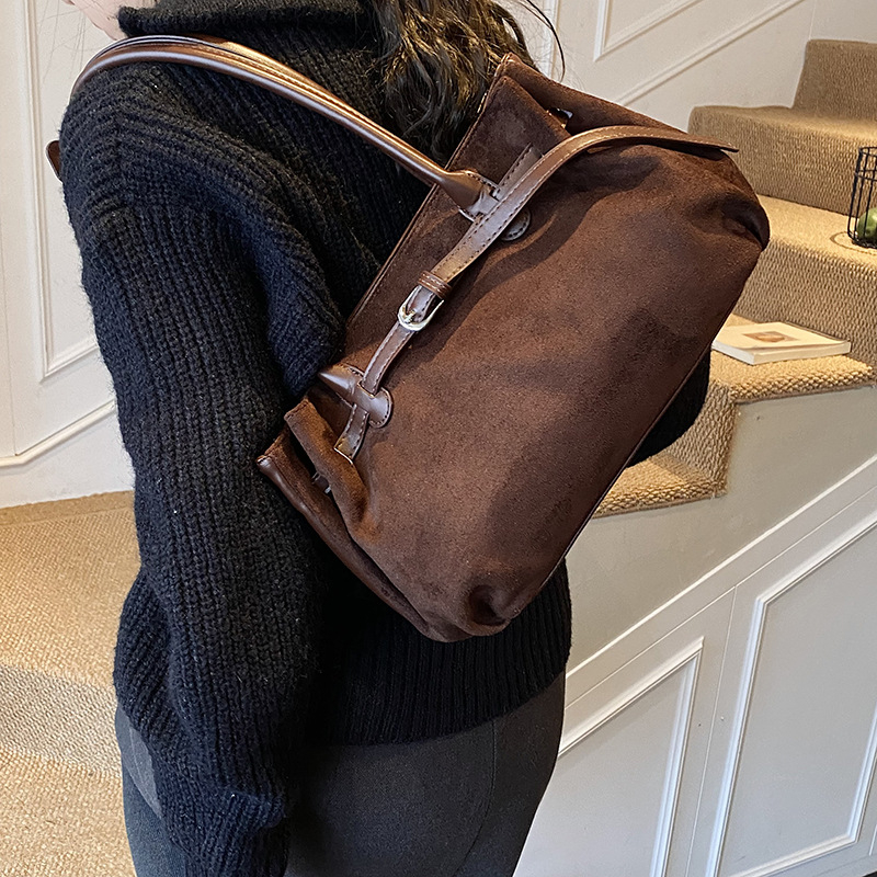 Nubuk bőr női tote táska, városi minimalizmus, vízszintes négyszög alak, cipzáras záródás, belső cipzáros zseb