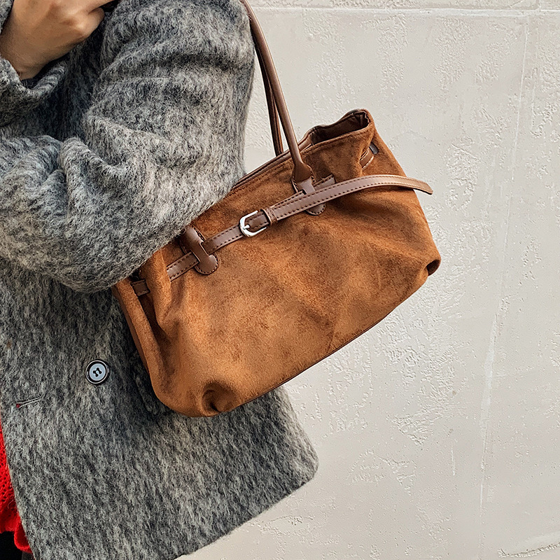 Nubuk bőr női tote táska, városi minimalizmus, vízszintes négyszög alak, cipzáras záródás, belső cipzáros zseb