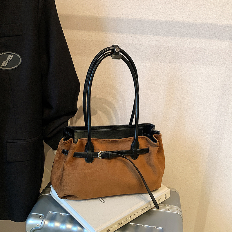 Nubuk bőr női tote táska, városi minimalizmus, vízszintes négyszög alak, cipzáras záródás, belső cipzáros zseb