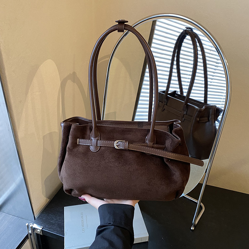 Nubuk bőr női tote táska, városi minimalizmus, vízszintes négyszög alak, cipzáras záródás, belső cipzáros zseb