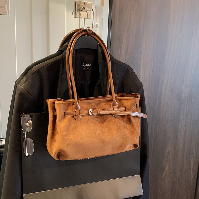 Nubuk bőr női tote táska, városi minimalizmus, vízszintes négyszög alak, cipzáras záródás, belső cipzáros zseb