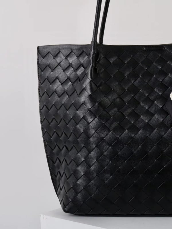 MISS SUMMER Valódi bőrből készült, szövött textúrájú váll- és kézitáska (Nagy kapacitás, mágneszár, belső zsebek telefonhoz és személyi igazolványhoz)