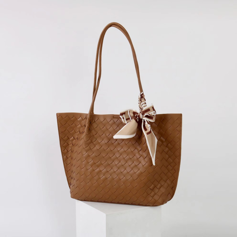 MISS SUMMER Valódi bőrből készült, szövött textúrájú váll- és kézitáska (Nagy kapacitás, mágneszár, belső zsebek telefonhoz és személyi igazolványhoz)