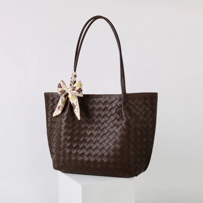 MISS SUMMER Valódi bőrből készült, szövött textúrájú váll- és kézitáska (Nagy kapacitás, mágneszár, belső zsebek telefonhoz és személyi igazolványhoz)