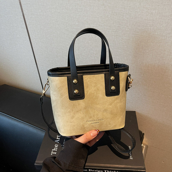 Bucket táska PU anyagból, street style, zip nyitás, laminált belső zseb, poliészter bélés, egy vállpánt, mindennapi használatra, őszi 2025