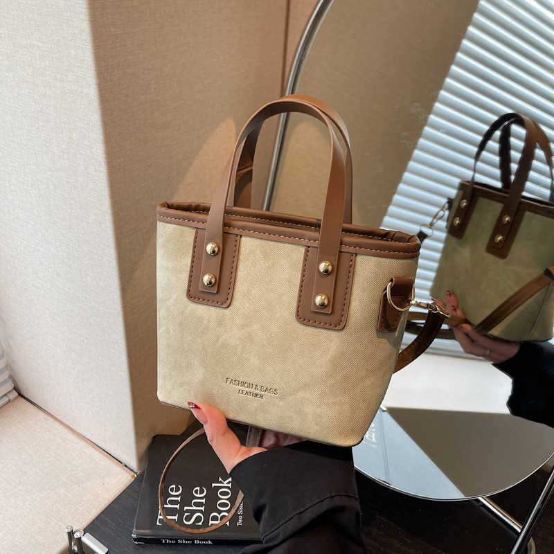 Bucket táska PU anyagból, street style, zip nyitás, laminált belső zseb, poliészter bélés, egy vállpánt, mindennapi használatra, őszi 2025