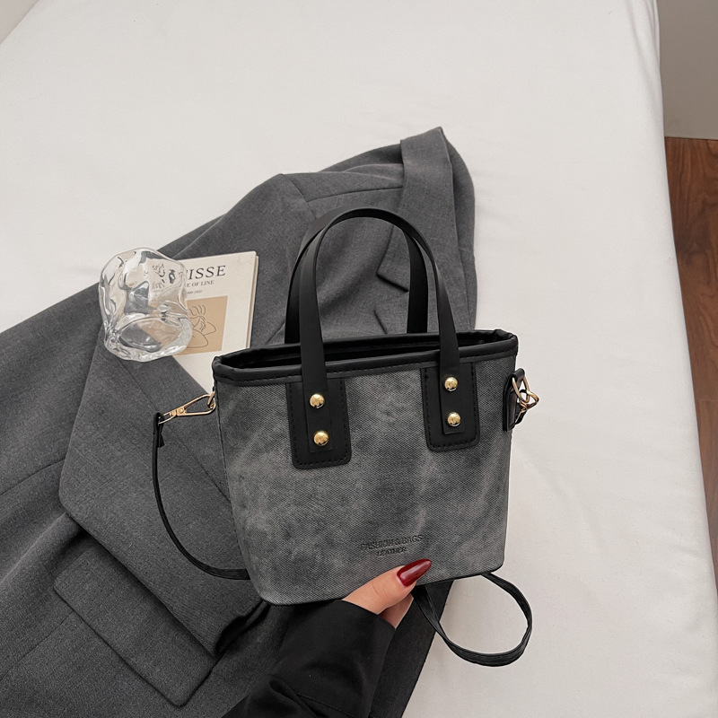 Bucket táska PU anyagból, street style, zip nyitás, laminált belső zseb, poliészter bélés, egy vállpánt, mindennapi használatra, őszi 2025