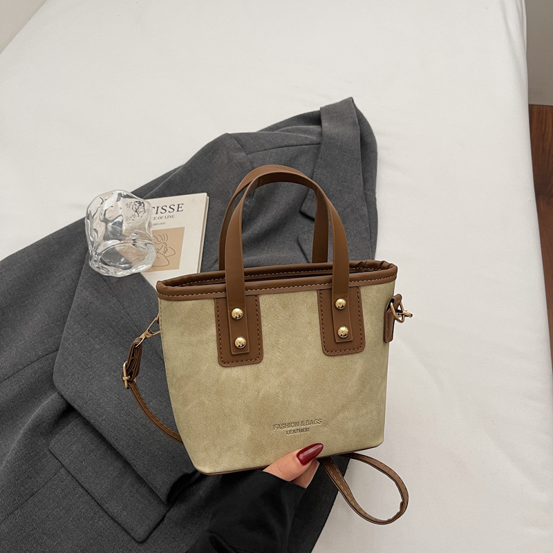 Bucket táska PU anyagból, street style, zip nyitás, laminált belső zseb, poliészter bélés, egy vállpánt, mindennapi használatra, őszi 2025