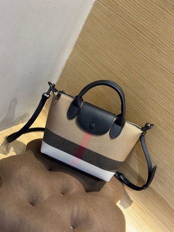 Shell táska valódi bőrből, felső réteg borjúbőrből, keresztpántos kivitel cipzáras nyitással, belső telefonzseb és cipzáras zseb