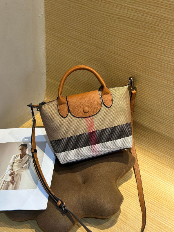 Shell táska valódi bőrből, felső réteg borjúbőrből, keresztpántos kivitel cipzáras nyitással, belső telefonzseb és cipzáras zseb