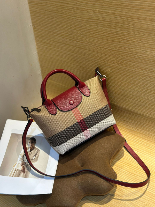 Shell táska valódi bőrből, felső réteg borjúbőrből, keresztpántos kivitel cipzáras nyitással, belső telefonzseb és cipzáras zseb