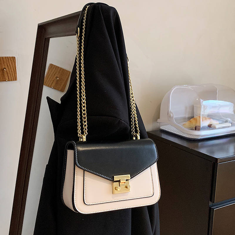 Női vintage stílusú keresztpántos láncos táska, PU anyag, vízszintes négyszögletes forma, fedéllel, egy vállpánt