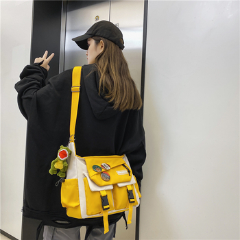 Nayi nylon messenger táska, négyzet alakú, cipzárral zárható, belső cipzáros zseb és telefontok