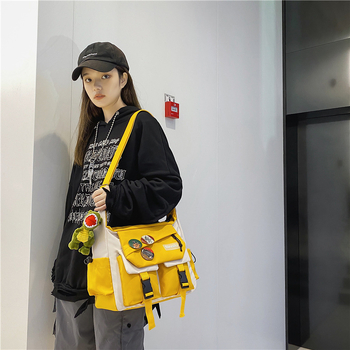 Nayi nylon messenger táska, négyzet alakú, cipzárral zárható, belső cipzáros zseb és telefontok