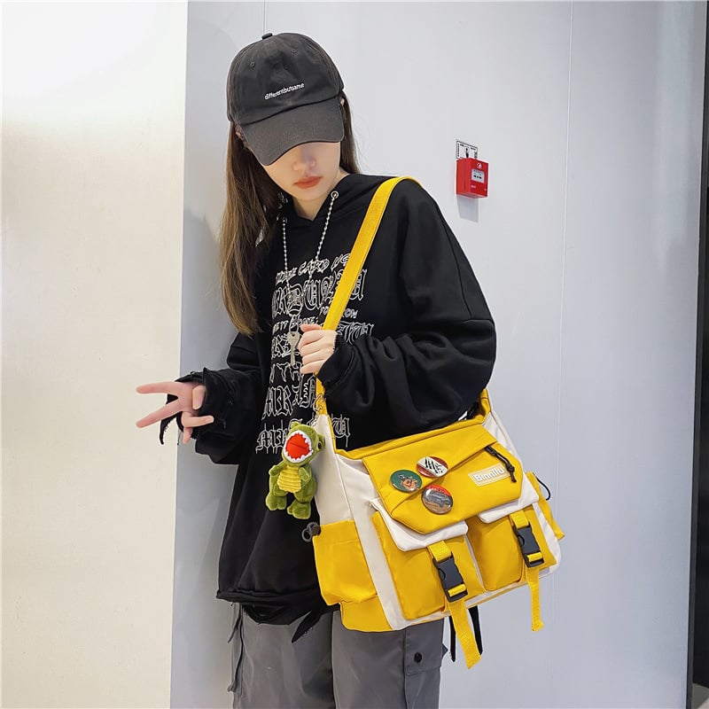 Nayi nylon messenger táska, négyzet alakú, cipzárral zárható, belső cipzáros zseb és telefontok