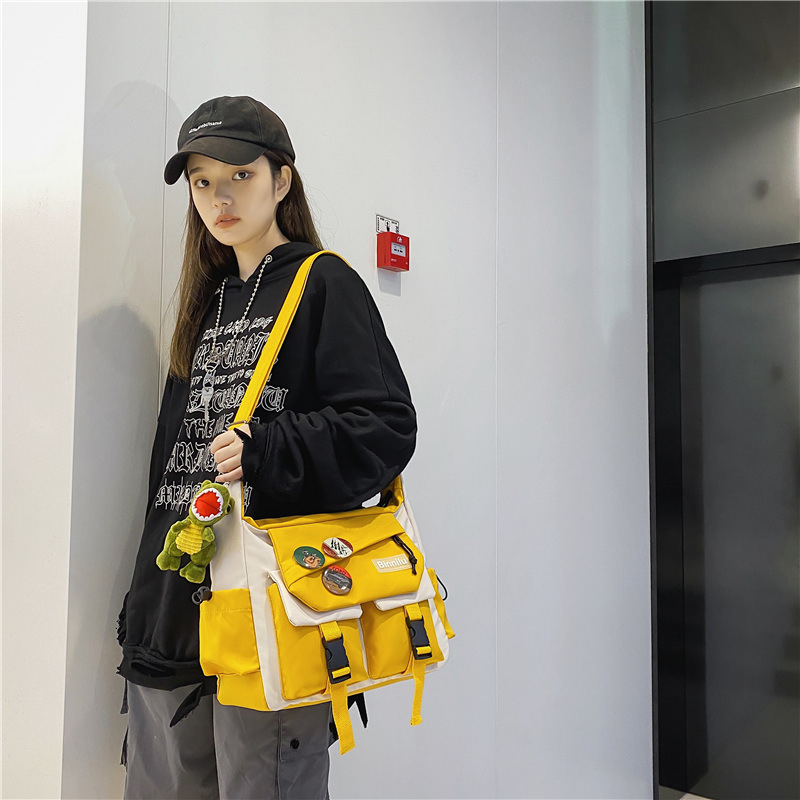 Nayi nylon messenger táska, négyzet alakú, cipzárral zárható, belső cipzáros zseb és telefontok