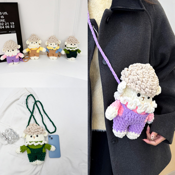 Plüss bárányos crossbody táska, szövet anyag, függőleges négyszögletes forma, belső zsebek telefonhoz és dokumentumokhoz