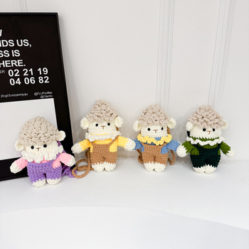 Plüss bárányos crossbody táska, szövet anyag, függőleges négyszögletes forma, belső zsebek telefonhoz és dokumentumokhoz