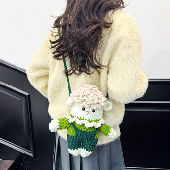 Plüss bárányos crossbody táska, szövet anyag, függőleges négyszögletes forma, belső zsebek telefonhoz és dokumentumokhoz