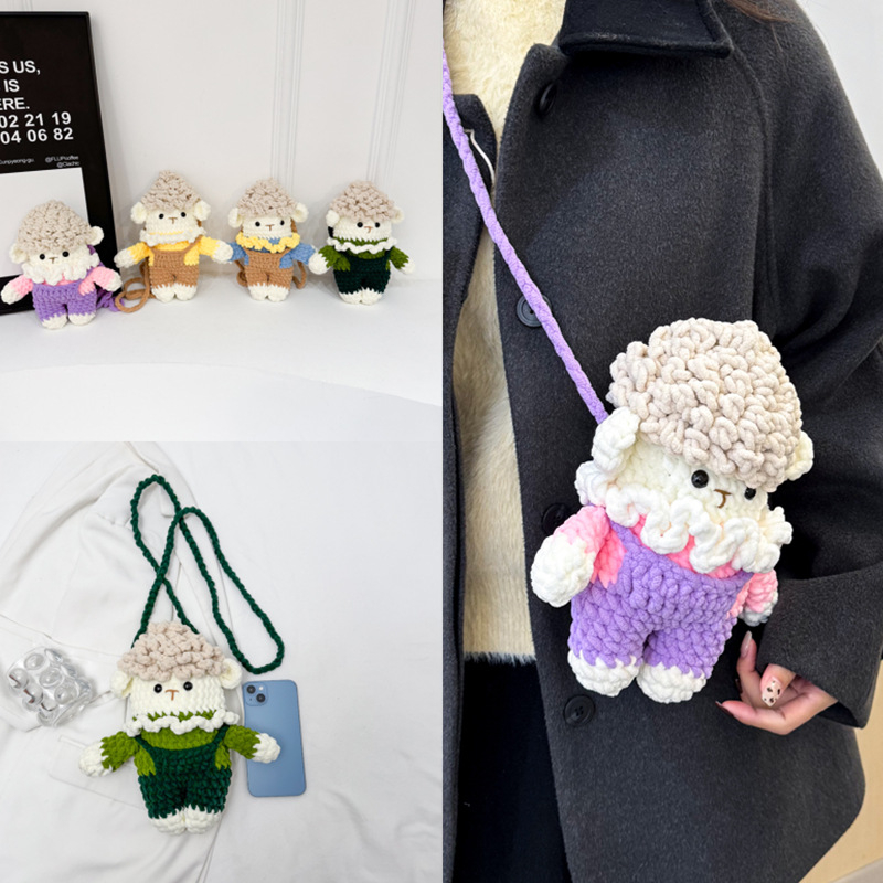 Plüss bárányos crossbody táska, szövet anyag, függőleges négyszögletes forma, belső zsebek telefonhoz és dokumentumokhoz