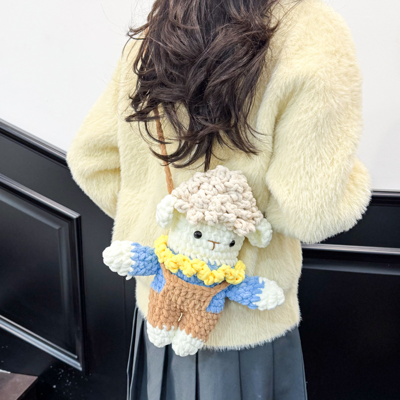 Plüss bárányos crossbody táska, szövet anyag, függőleges négyszögletes forma, belső zsebek telefonhoz és dokumentumokhoz