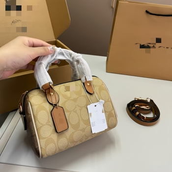 Párnás alakú Boston táska PVC-ből, cipzárral nyíló; belső zsebek: cipzáros zseb, telefontartó zseb, dokumentum zseb