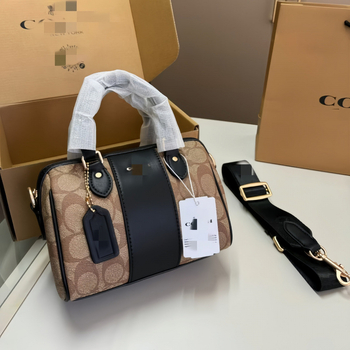 Párnás alakú Boston táska PVC-ből, cipzárral nyíló; belső zsebek: cipzáros zseb, telefontartó zseb, dokumentum zseb