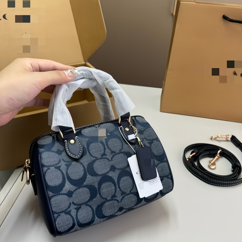 Párnás alakú Boston táska PVC-ből, cipzárral nyíló; belső zsebek: cipzáros zseb, telefontartó zseb, dokumentum zseb