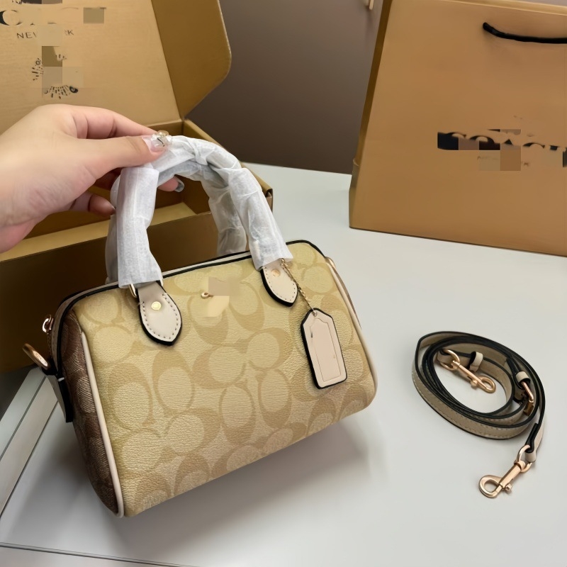 Párnás alakú Boston táska PVC-ből, cipzárral nyíló; belső zsebek: cipzáros zseb, telefontartó zseb, dokumentum zseb