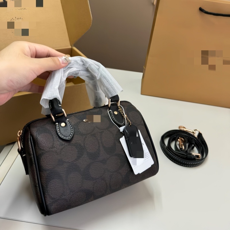 Párnás alakú Boston táska PVC-ből, cipzárral nyíló; belső zsebek: cipzáros zseb, telefontartó zseb, dokumentum zseb