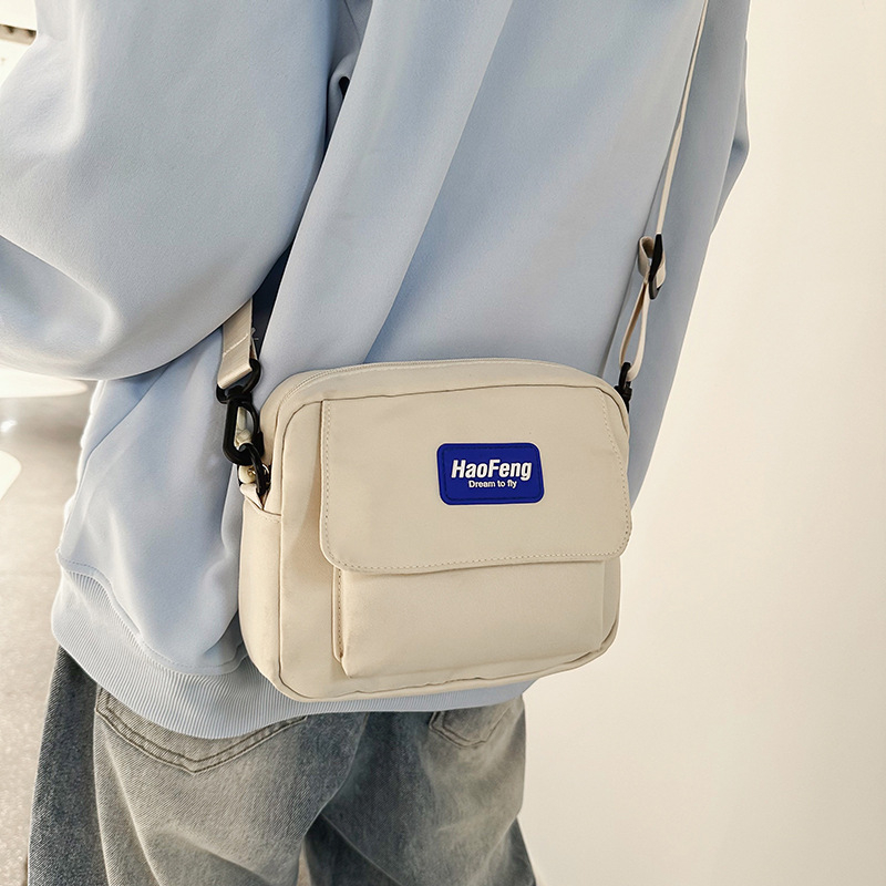 Nappali crossbody táska Oxford anyagból, hengeres forma, cipzáras nyitás, belső nylon bélés
