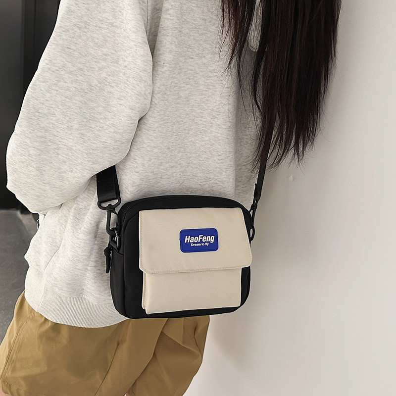 Nappali crossbody táska Oxford anyagból, hengeres forma, cipzáras nyitás, belső nylon bélés