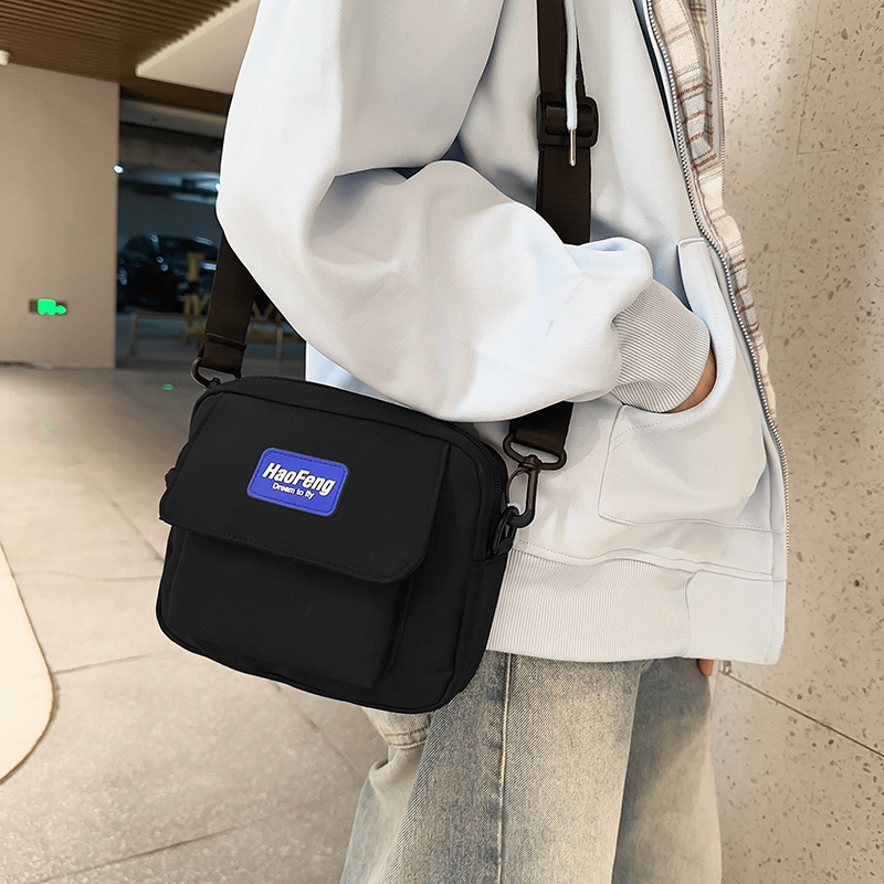 Nappali crossbody táska Oxford anyagból, hengeres forma, cipzáras nyitás, belső nylon bélés